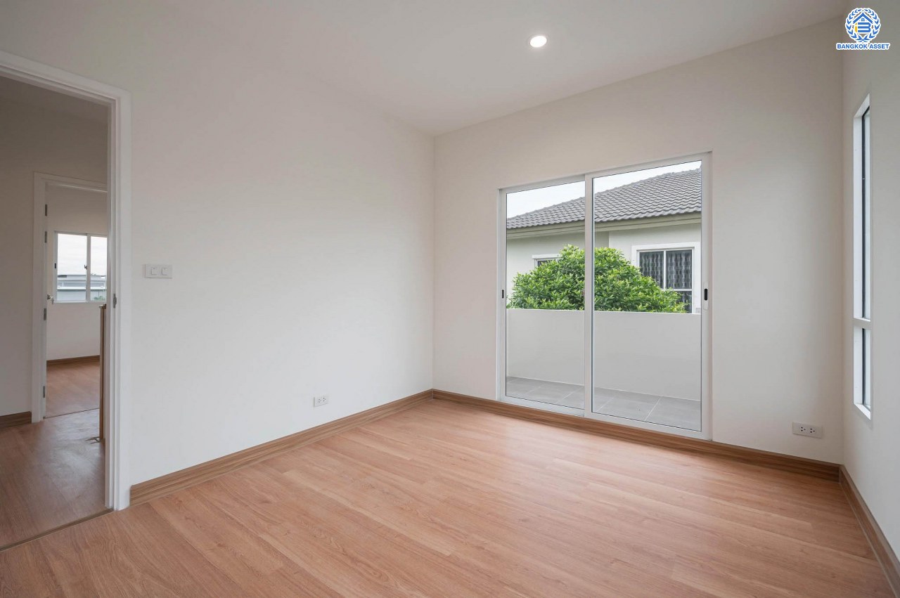 บ้านมือสองตกแต่งใหม่ โครงการ ภัสสร26 ราชพฤกษ์-ติวานนท์ เนื้อที่ 55.9 ตร.ว. ฟังก์ชัน 3 ห้องนอน 3 ห้องน้ำ จอดรถได้ 2 คัน บรรยากาศเงียบสงบเป็นส่วนตัว สิ่งอำนวยความสะดวกมากมาย! บนทำเลศักยภาพ หน้าโครงการติดถนนใหญ่ เชื่อมต่อถนนราชพฤกษ์ ใกล้จุดขึ้นทางด่วน "ศรีสมาน"